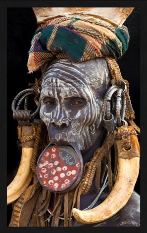 Portrait Gobelin Mursi Woman Ethiopia van Mondiart