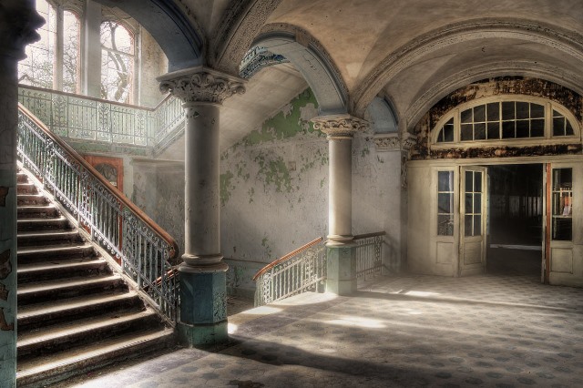 glasschilderij gang met zuilen GLAS110160-076