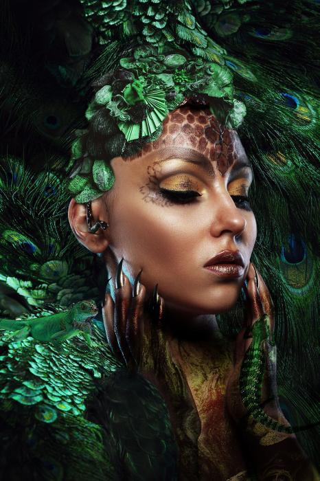 glasschilderij tiara slangen pauw vrouw lange nagels GLAS080120-643