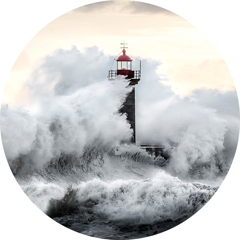 Rond glasschilderij Lighthouse in the Wild Sea Zee Vuurtoren Golven GS-S181